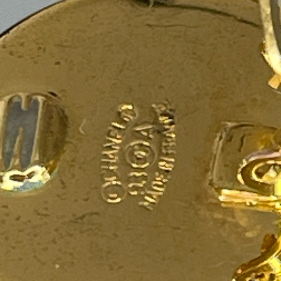 CHANEL Clover Motif Gold Tone Clip On Earrings With The Box - Picture 7 of 9